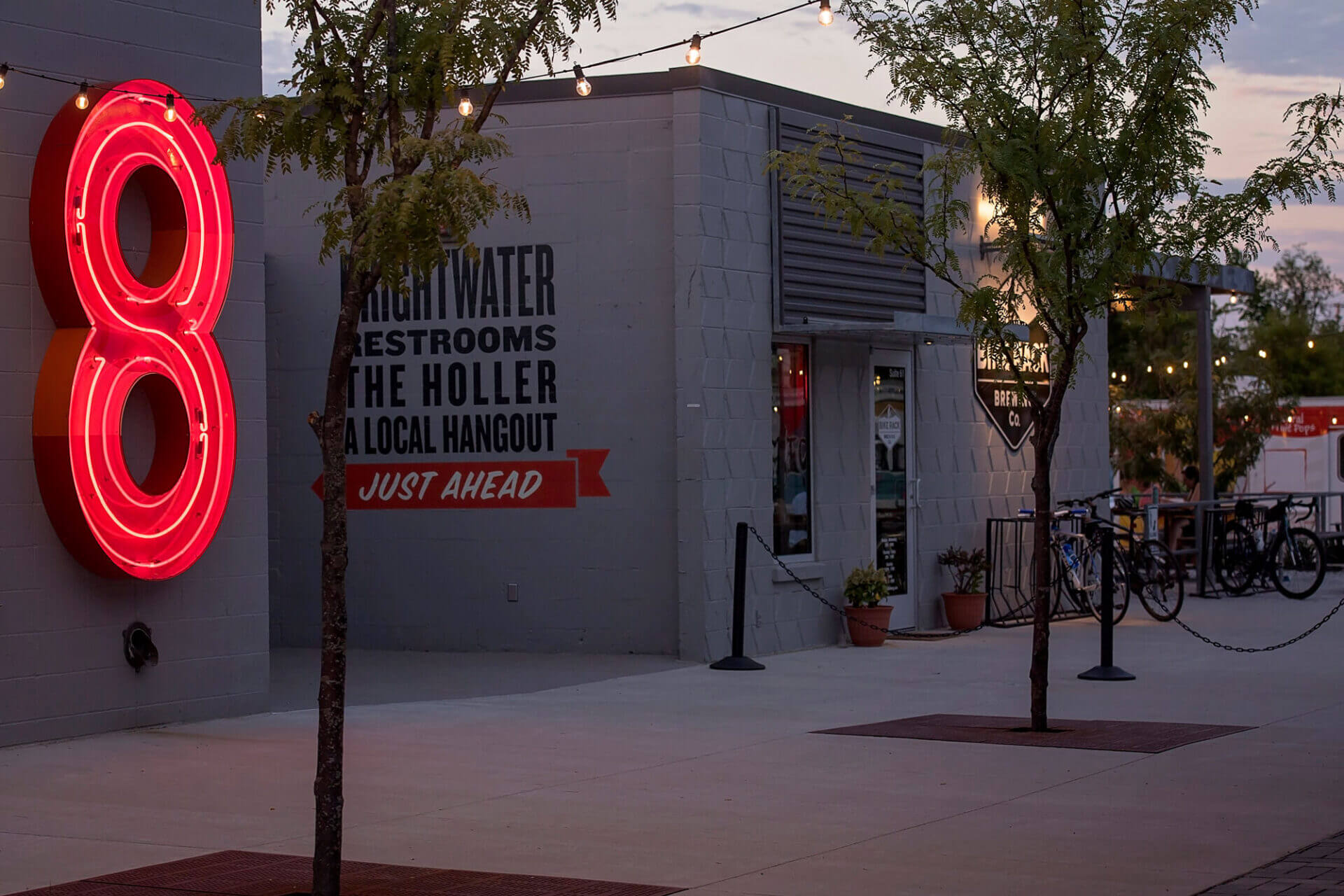 An 8 red sign on the side of a gray bricked building